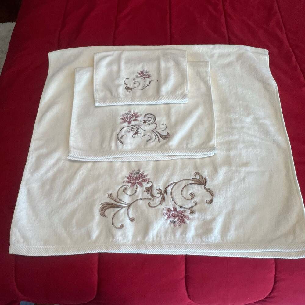 Croscill Home 3-Piece Embroidered Floral Scroll Towel Set - White, Mauve & Tan